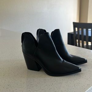 Steve Madden black ankle booties “camryn” style